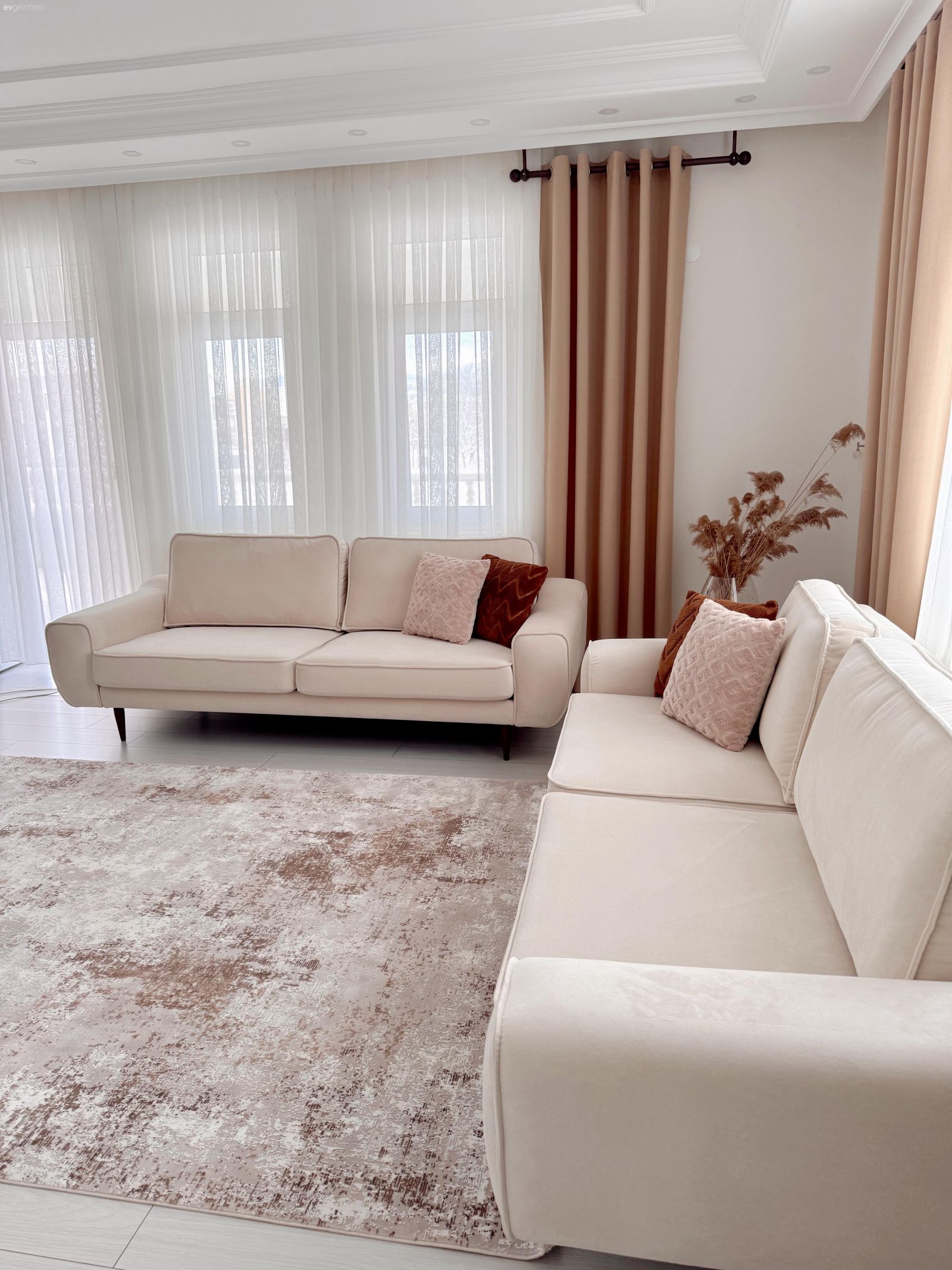 Salon, Modern, Krem, Bej, Beyaz, Koltuk takımı, Halı, Fon perde, Perde, Tül perde, Kırlent, Ev tekstili, Salon halısı