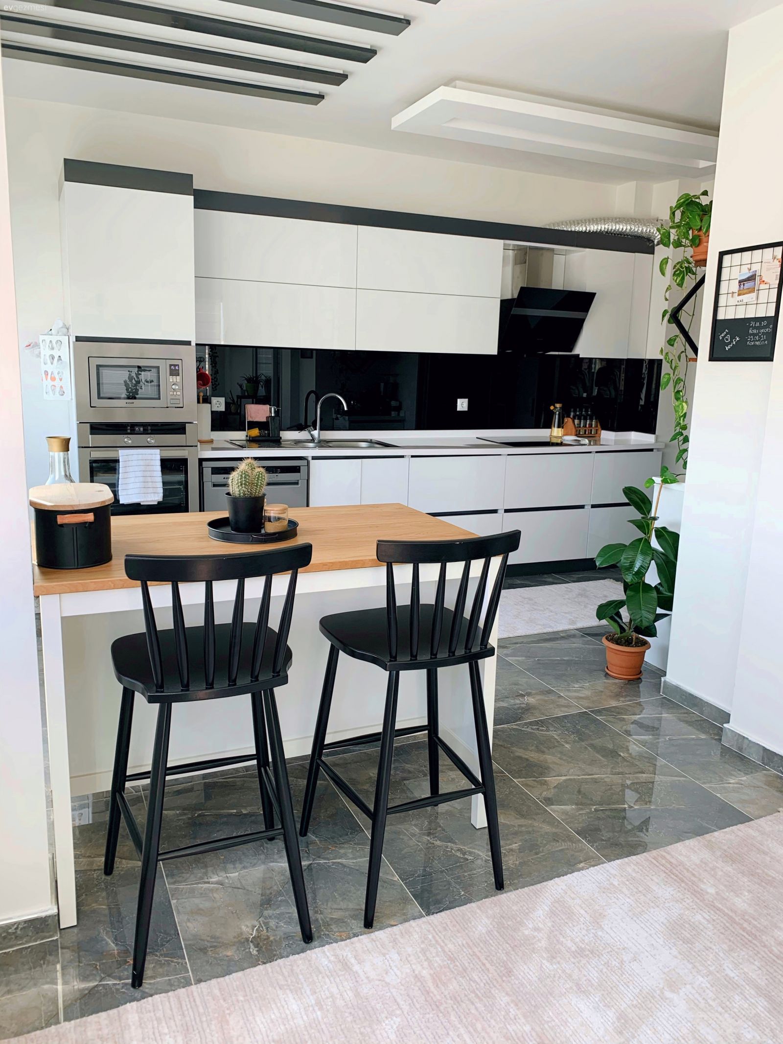 Mutfak, Modern mutfak, Beyaz, Siyah, Mutfak yarım adası, Bar masa & sandalyeleri, Mutfak tezgahı, Mutfak tezgah arası, Tezgah arası seramik, Davlumbaz, Ankastre, Mutfak zemin seramikleri, Ev bitkisi, Saksı, Tavan dekorasyon