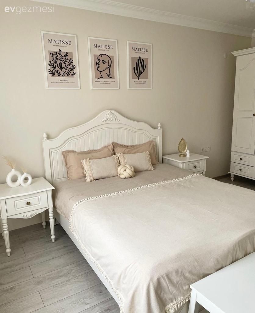 Yatak Odası, Country, Beyaz, Bej, Krem, Yatak başlığı, Yatak odası duvar dekorasyonu, Komodin, Yatak örtüsü, Kırlent, Ev tekstili, Tablo, Duvar dekorasyonu