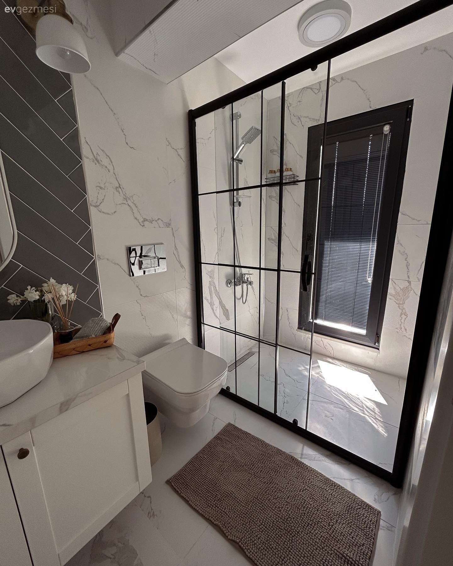 Banyo, Beyaz, Gri, Banyo dolabı, Banyo seramikleri, Banyo aynası, Aplik, Aydınlatma, Duşakabin, Banyo perdesi, Jaluzi