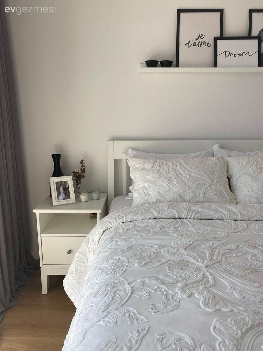 Yatak Odası, İskandinav, Beyaz, Siyah, Yatak örtüsü, Fon perde, Perde, Duvar rafı, Duvar dekorasyonu, Komodin