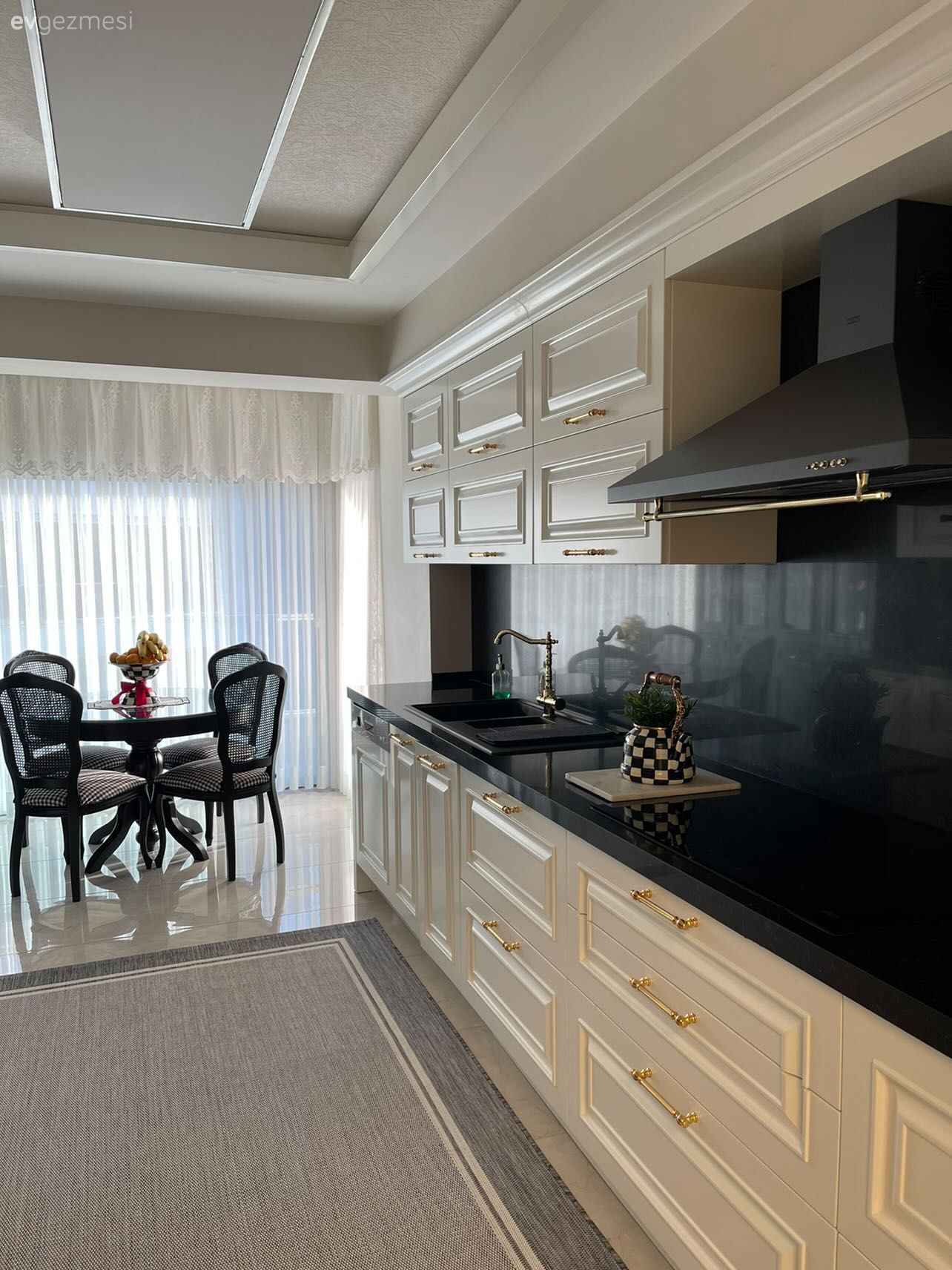 Mutfak, Country, Beyaz, Siyah, Shaker kapaklı dolaplar, Mutfak tezgahı, Siyah tezgah, Mutfak tezgah arası, Tavan dekorasyon, Mutfak halısı, Davlumbaz, Mutfak perdesi, Sandalye, Mutfak masası