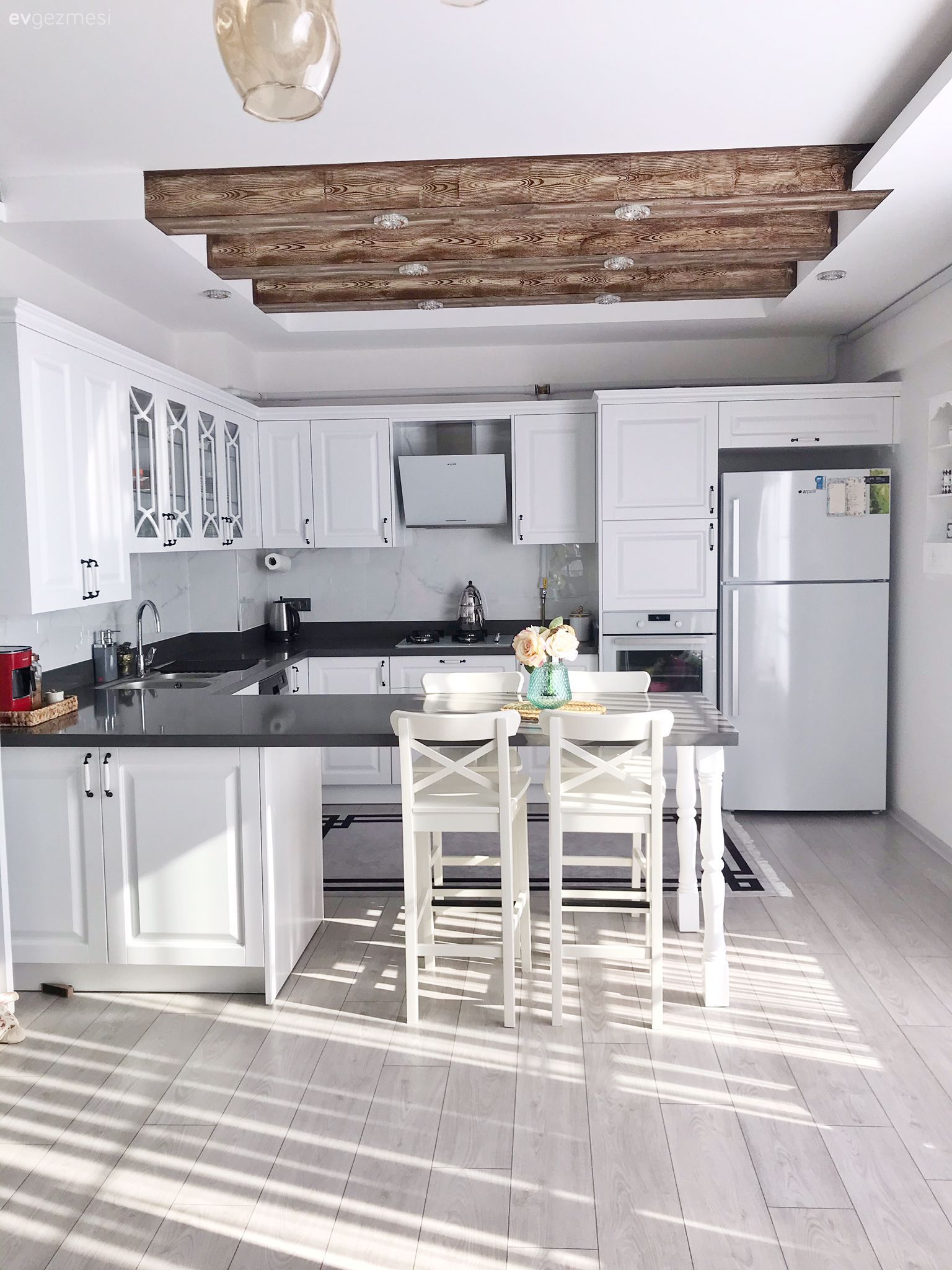 Mutfak, Amerikan Mutfak, Beyaz, Siyah, Tavan dekorasyon, Masif ahşap, Beyaz mutfak, Siyah tezgah, Mutfak tezgahı, Bar masa & sandalyeleri, Avize, Aydınlatma, Mutfak zemin seramikleri, Davlumbaz, Tezgah arası seramik, Mutfak tezgah arası, İskandinav, Rustik