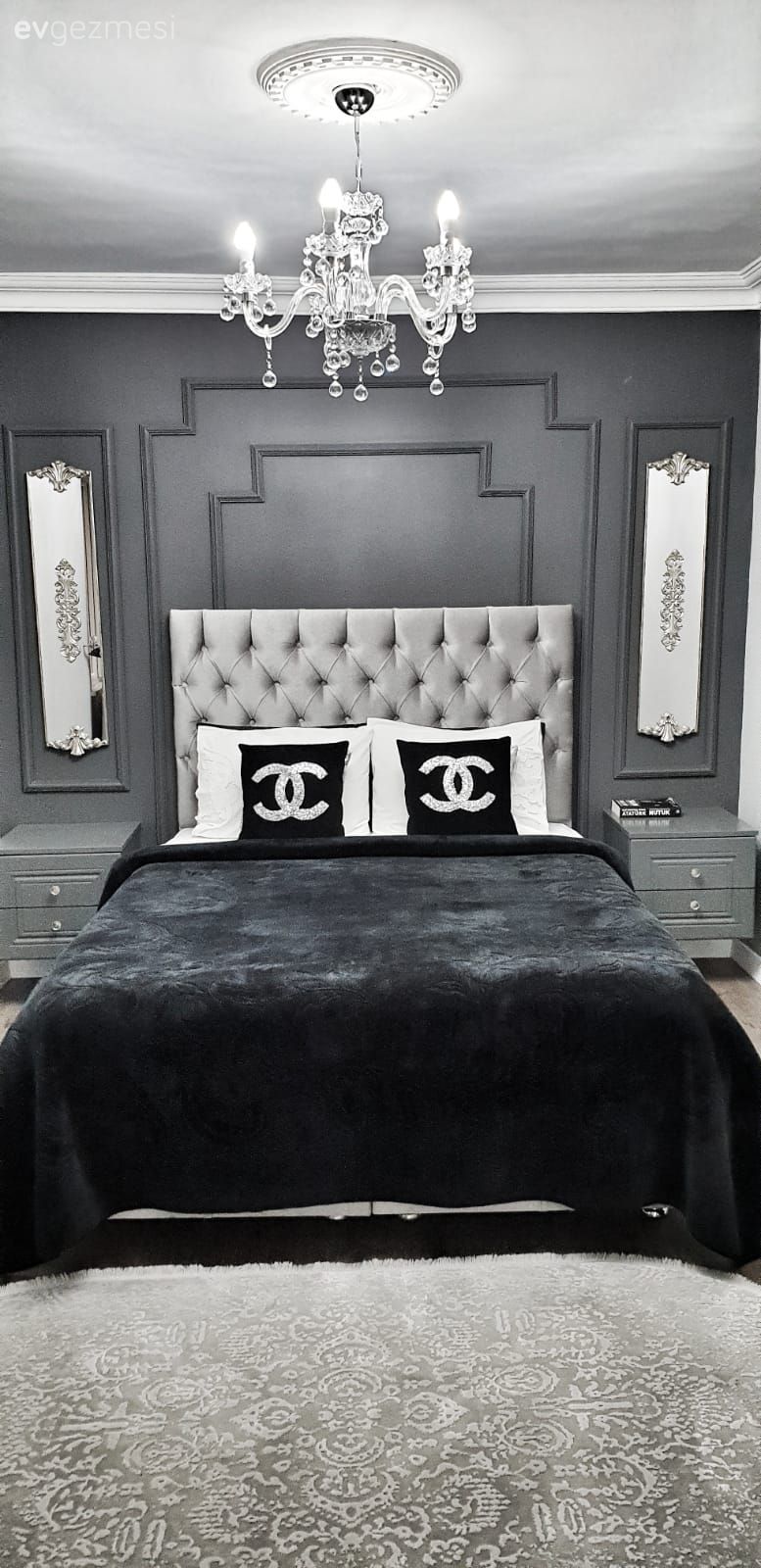 Yatak Odası, Beyaz, Gri, Siyah, Duvar çıtalama, Yatak başlığı, Yatak örtüsü, Yatak odası halısı, Ayna, Yatak odası avizesi, Kapitone yatak başlığı