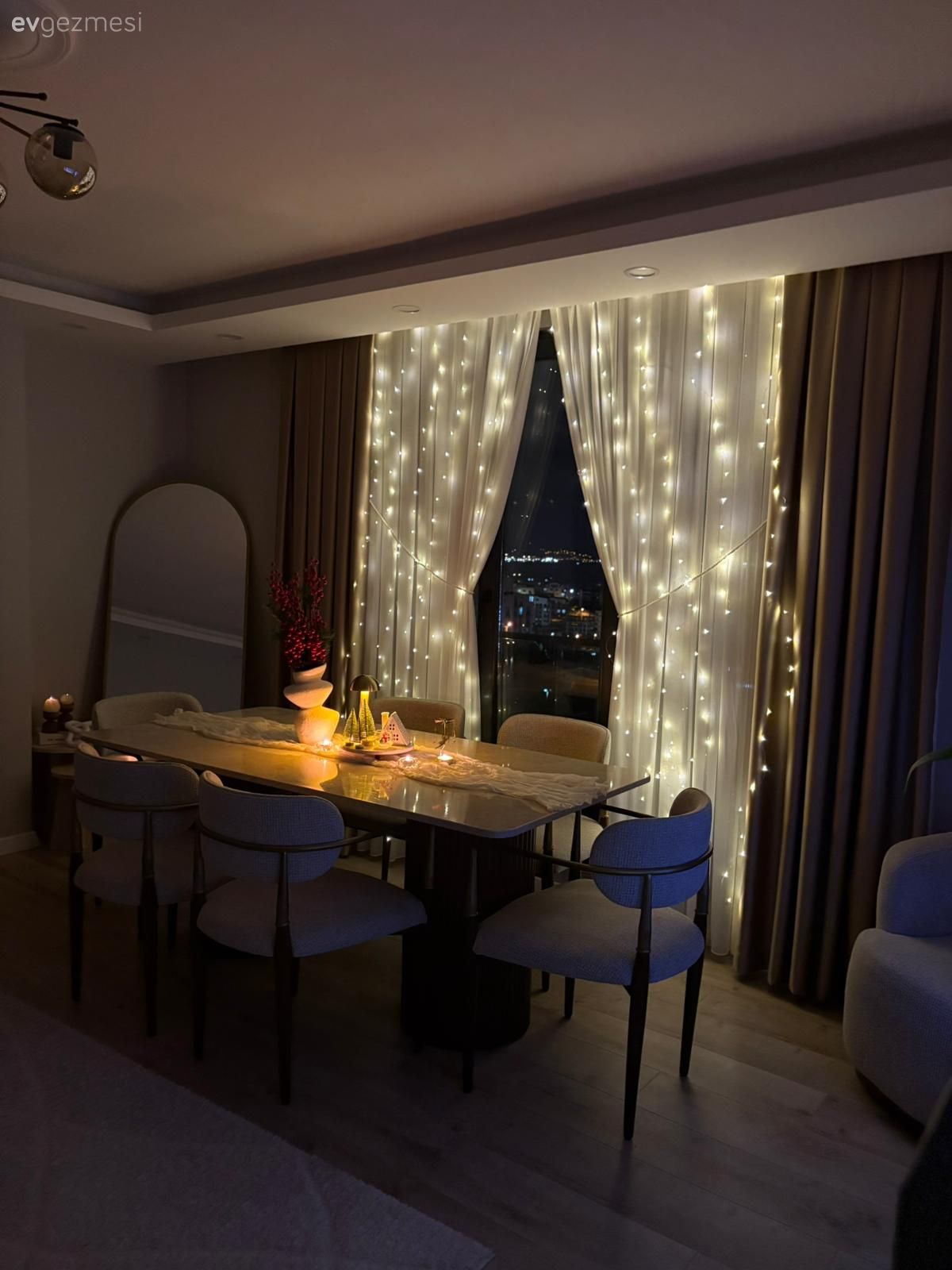 Kahverengi, Beyaz, Fon perde, Perde, Tül perde, Boy aynası, Ayna, Yemek masası, Sandalye, Led peri ışık