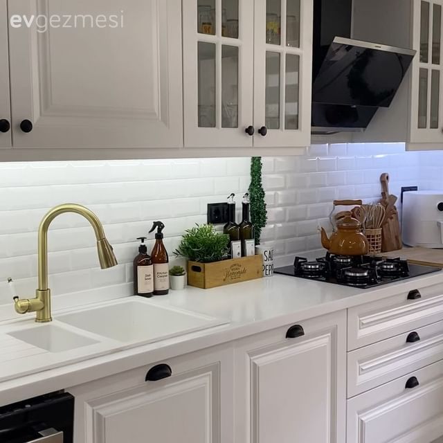 Mutfak, Beyaz, Shaker kapaklı dolaplar, Siyah, Mutfak tezgahı, Mutfak tezgah arası, Metro seramik, Seramik, Davlumbaz