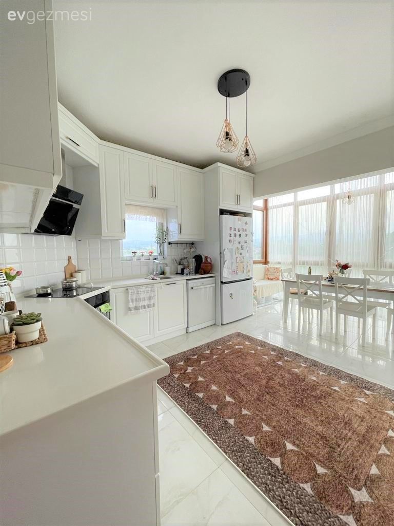 Mutfak, Beyaz mutfak, Beyaz, Kahverengi, Büyük mutfak, Mutfak tezgahı, Mutfak tezgah arası, Tezgah arası seramik, Sandalye, Mutfak masası, Mutfak Avize Modelleri, Mutfak zemin seramikleri, Ankastre, Mutfak halısı