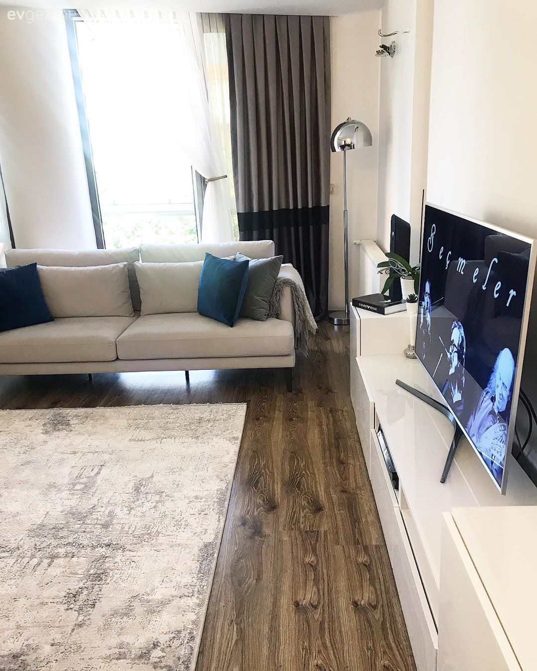 Salon, Beyaz, Gri, Füme, Siyah, Koltuk takımı, Lambader, Aydınlatma, Fon perde, Perde, Tül perde, Halı, Salon halısı, Tv ünitesi, Tv ünitesi aksesuarları, Ev Aksesuar, Kırlent, Ev tekstili