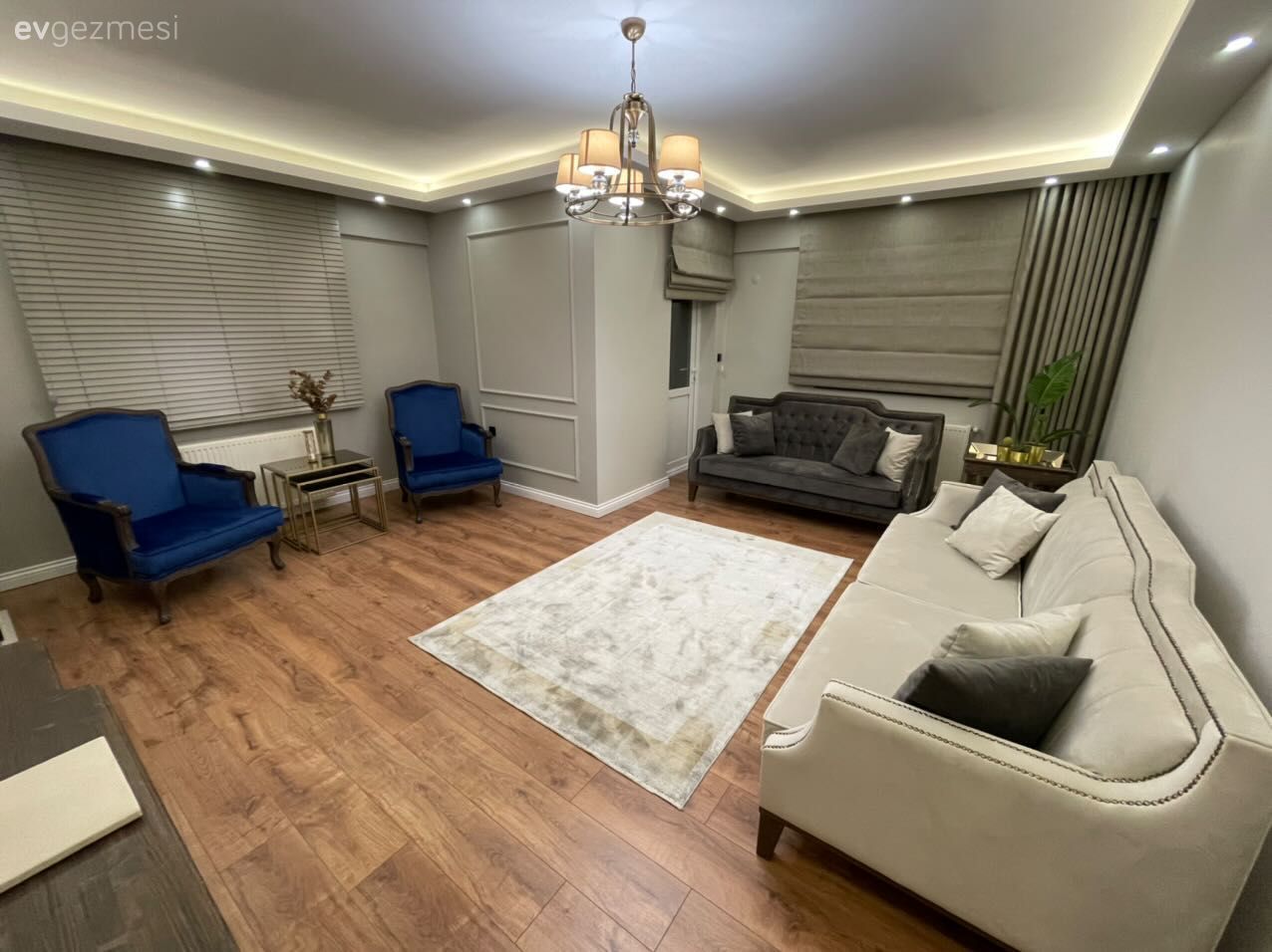 Salon, Modern, Bej, Vizon, Gri, Parlament mavisi, Koltuk takımı, Berjer, Ahşap Mobilya, Kırlent, Ev tekstili, Halı, Salon halısı, Yan sehpa, Sehpa, Gri duvar, Spot aydınlatma, Aydınlatma, Led aydınlatma, Parke, Avize, Salon avizesi