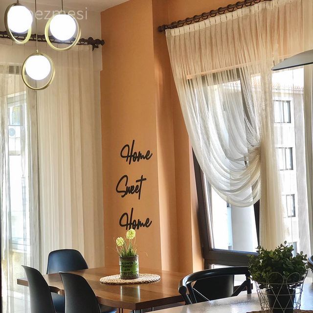 Mutfak, Turuncu duvar rengi, Mutfak duvar dekorasyonu, Mutfak masası, Sandalye, Mutfak Avize Modelleri, Tül perde, Perde, Mutfak perdesi