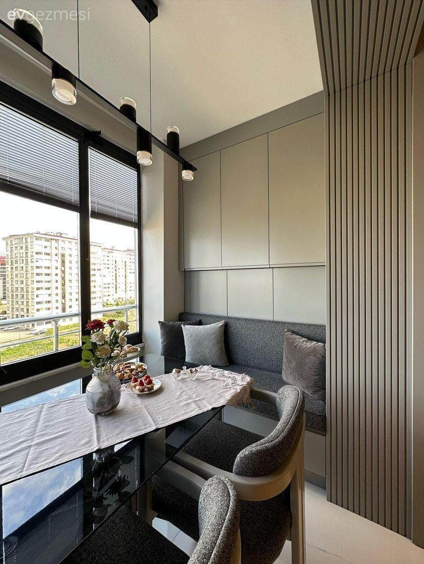 Mutfak, Özel yapım dolaplar, Dolap, Antrasit  , Beyaz, Sandalye, Mutfak masası, Jaluzi, Sedir, Mutfak köşesi, Spot aydınlatma, Aydınlatma