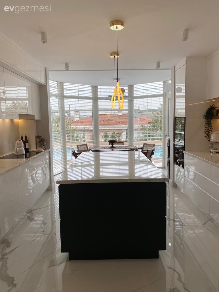 Mutfak, Beyaz, Siyah, İskandinav, Ada mutfak, Kulpsuz mutfak dolabı, Büyük mutfak, Mutfak zemin seramikleri, Mutfak tezgahı, Mutfak tezgah arası, Sandalye, Mutfak masası, Jaluzi, Avize, Aydınlatma, Mutfak Avize Modelleri, Mermer