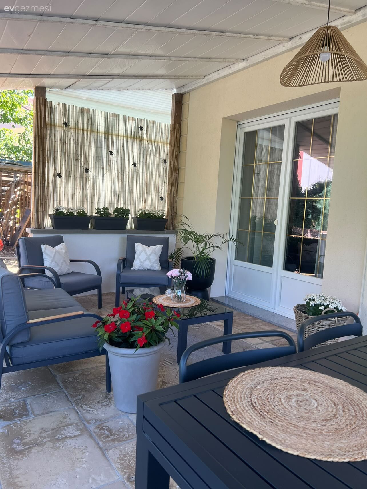 Ev Gezmesi: Açık Havanın Tadını Çıkaran Bir Veranda