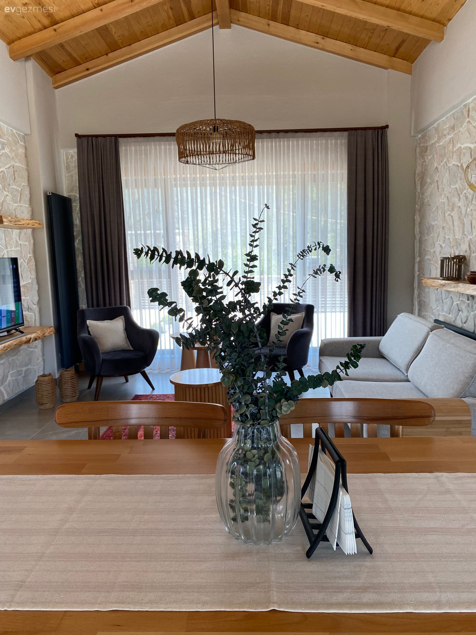 Muğla'daki 100 M2'lik Bu Köy Evinin İçi Beton Dışı Taş!