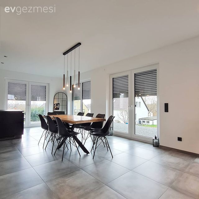 Açık konsept yaşam alanı, Sandalye, Ahşap masa, Avize, Aydınlatma, Yemek odası avizesi, Yemek masası, Zemin seramikleri, Endüstriyel