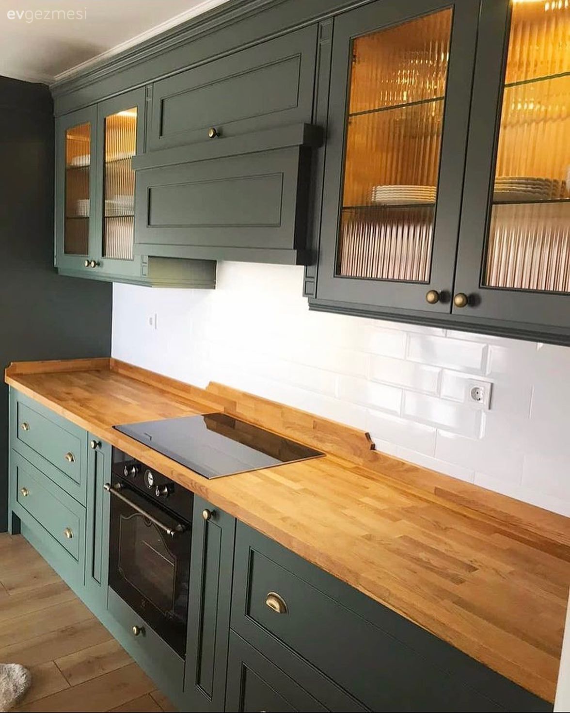 Mutfak, Yeşil mutfak, Yeşil, Ahşap mutfak tezgahı, Mutfak tezgahı, Siyah, Beyaz, Shaker kapaklı dolaplar, Ankastre, Davlumbaz, Elektrikli Ocak, Cam Ankastre, Mobilya kulp ve ayakları, Cam kapaklı dolap