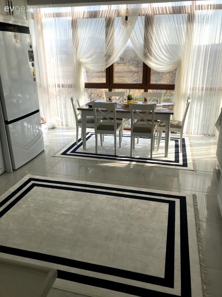 Beyaz, Siyah, Mutfak halısı, Mutfak, Mutfak perdesi, Sandalye, Mutfak masası, Çizgili desen, Desenler, Mutfak zemin seramikleri