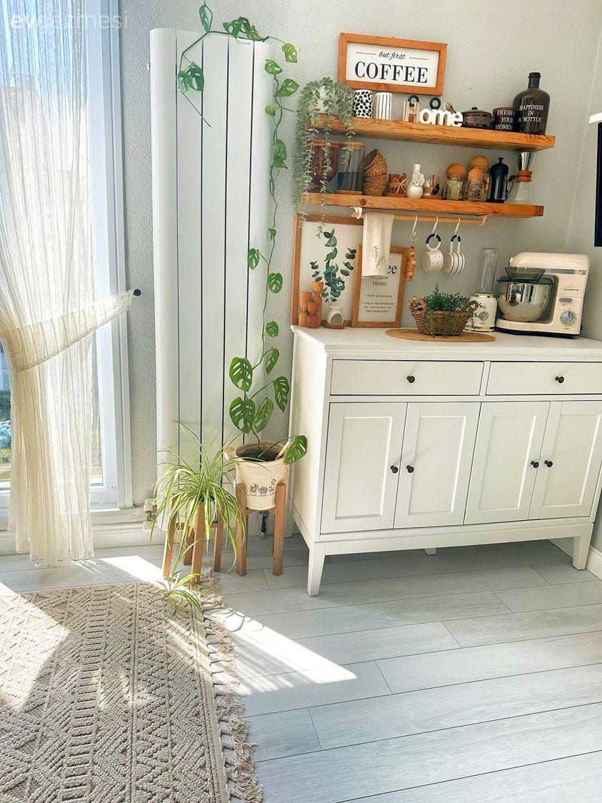 Mutfak, Beyaz, Ahşap Mobilya, Kahve köşesi, Mutfak rafı, Ev bitkisi, Saksı, Mutfak aksesuarları, Mutfak halısı