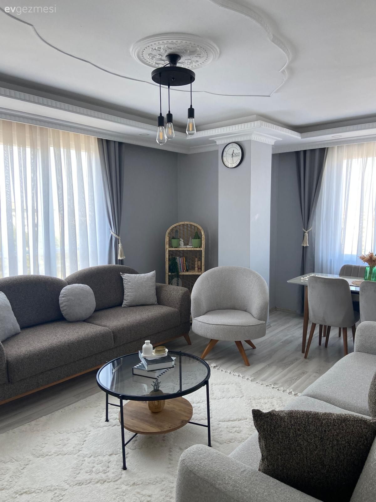 Salon, İskandinav, Modern, Gri, Bej, Beyaz, Siyah, Koltuk takımı, Fon perde, Perde, Tül perde, Gri duvar, Halı, Salon halısı, Orta sehpa, Sehpa