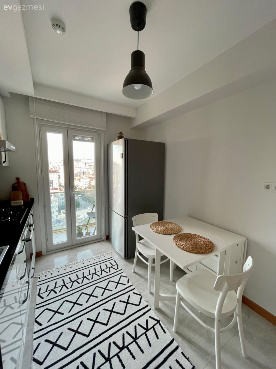 Mutfak, Beyaz, Siyah, Siyah- Beyaz, Siyah tezgah, Mutfak tezgahı, Mutfak tezgah arası, Tezgah arası seramik, Mutfak halısı, Sandalye, Mutfak masası, Mutfak Avize Modelleri