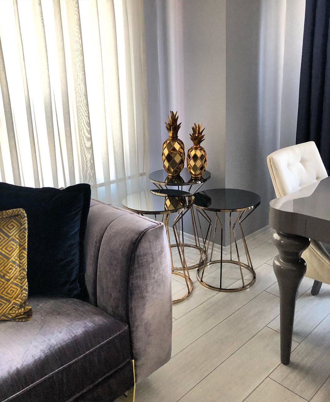 Salon, Gri, Klasik, Koltuk takımı, Berjer, Tv ünitesi, Tül perde, Perde, Halı, Salon halısı, Yan sehpa, Sehpa, Metal ayaklı sehpa, Altın