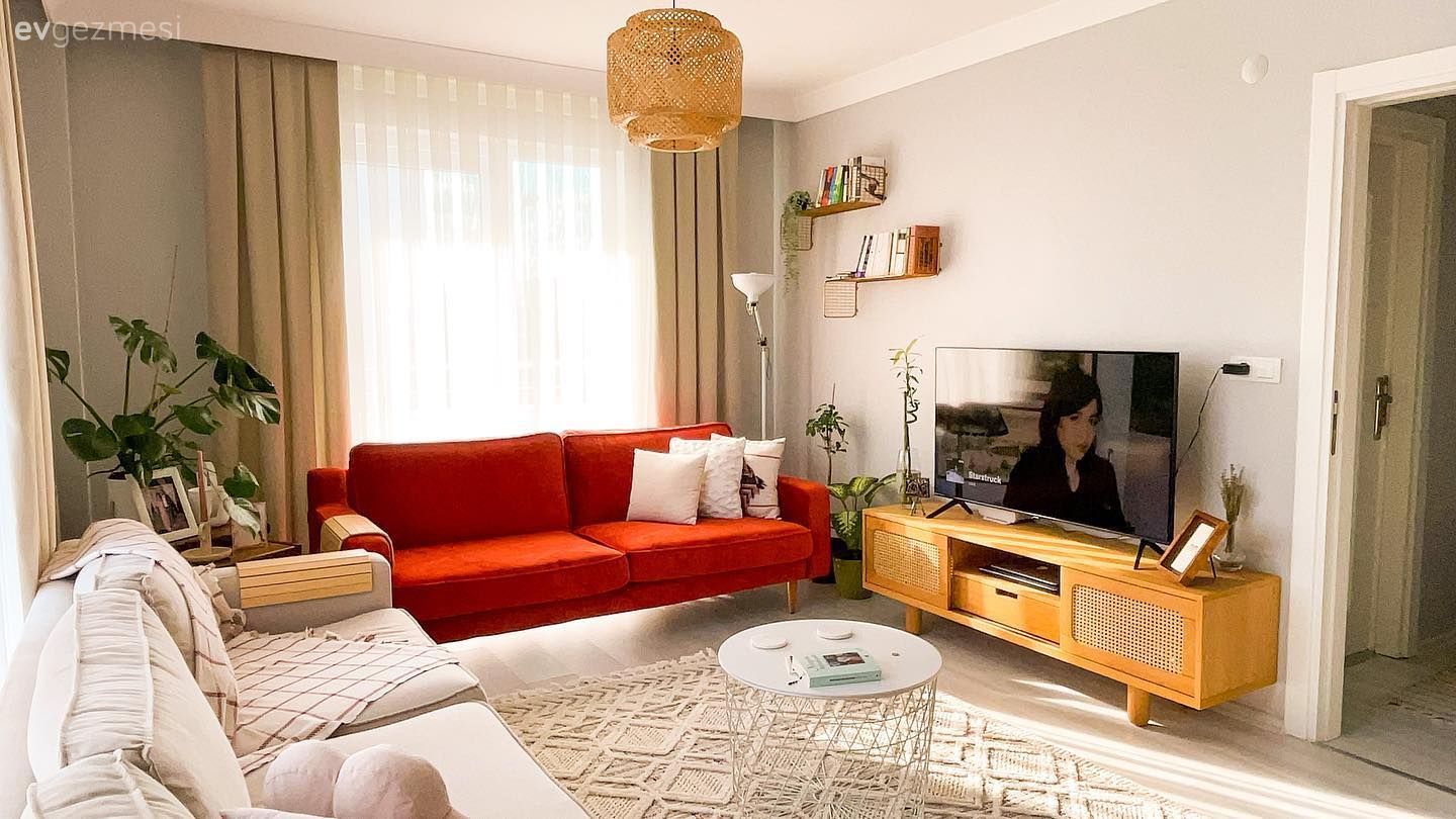 Salon, Beyaz, Krem, Turuncu, Koltuk takımı, Fon perde, Perde, Tül perde, Ev bitkisi, Kırlent, Ev tekstili, Halı, Salon halısı, Hasır avize, Tv ünitesi, Tv ünitesi aksesuarları, Ev Aksesuar, Bohem Dekorasyon