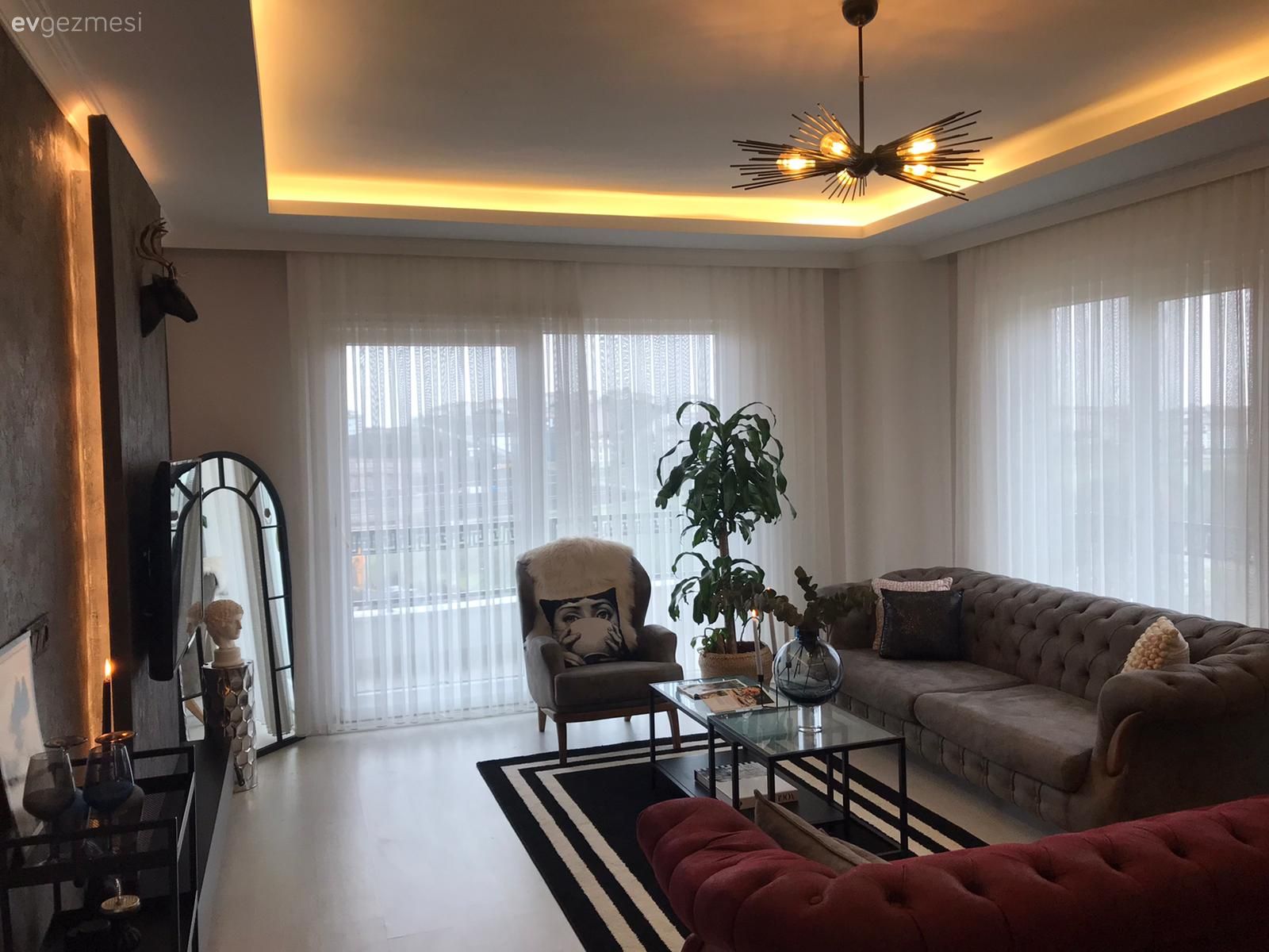 Salon, Modern, Gri, Kırmızı, Siyah, Siyah duvar, Led aydınlatma, Aydınlatma, Avize, Salon avizesi, Modern chesterfield, Koltuk takımı, Gri koltuk, Berjer, Boy aynası, Ayna, Ev bitkisi, Tül perde, Perde, Orta sehpa, Sehpa, Çizgili desen, Desenler, Saksı