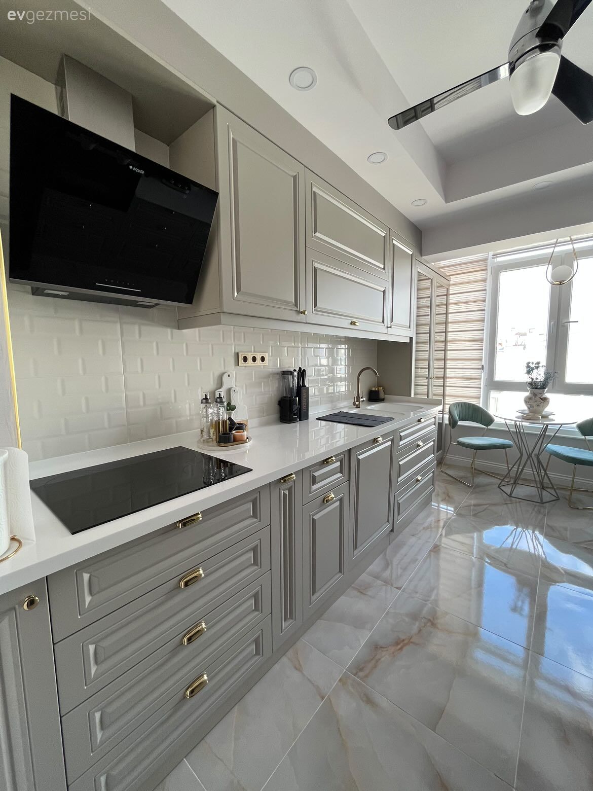 Mutfak, Beyaz, Gri, Siyah, Ankastre, Mutfak tezgahı, Mutfak tezgah arası, Tezgah arası seramik, Mutfak perdesi, Sandalye, Mutfak masası