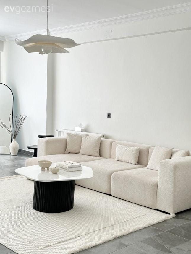 Bu Minimal Evde Beyaz ve Siyahın Arasına Başka Renk Girmemiş