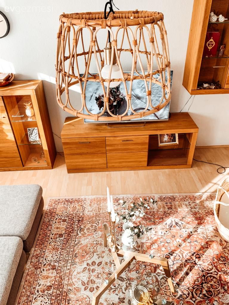 Salon, Kahverengi, Krem, Bej, Beyaz, Ahşap Mobilya, Hasır avize, Tv ünitesi, Dolap, Köşe koltuk, Koltuk takımı, Halı, Turuncu, Cam orta sehpa, Orta sehpa, Hasır sepet, Rustik