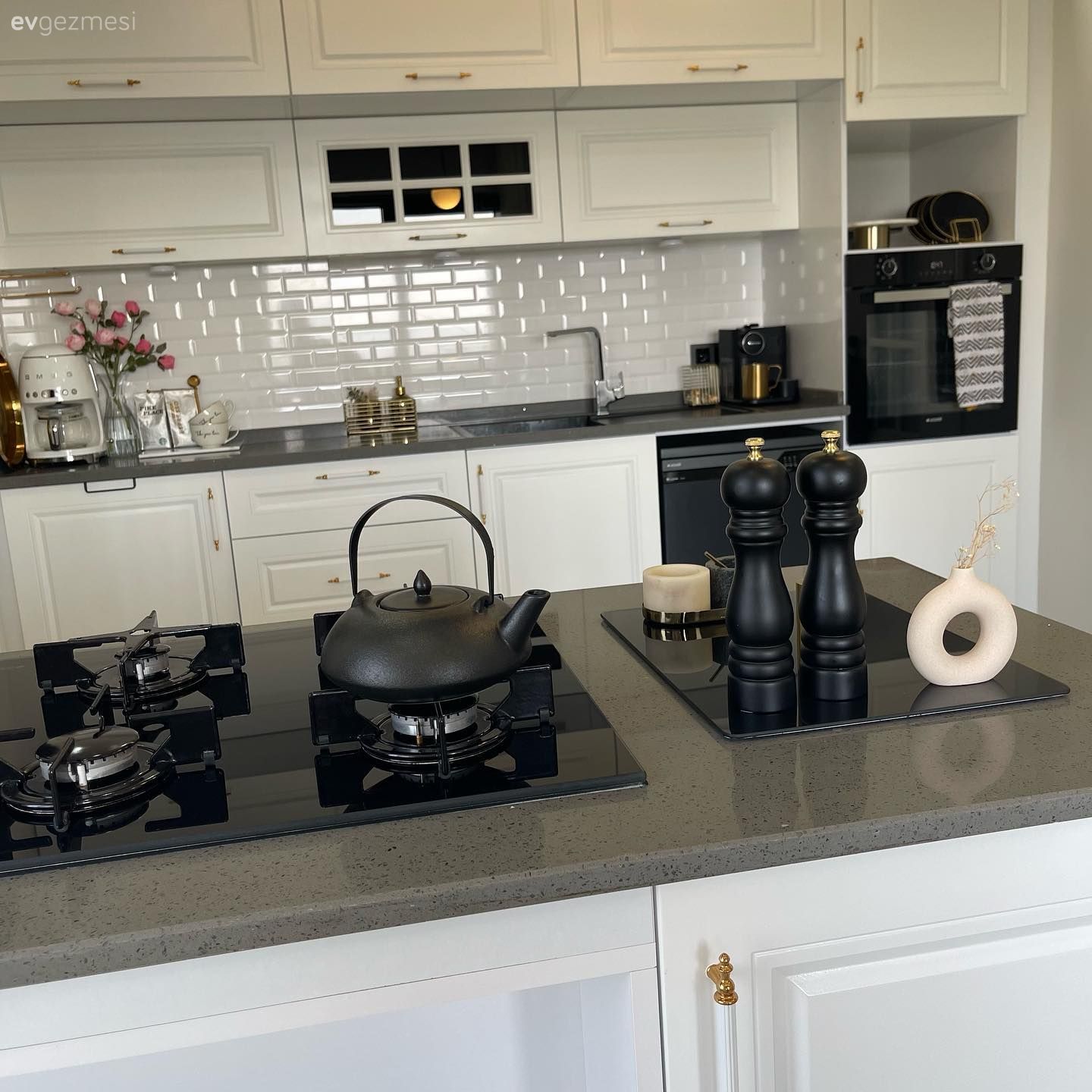 Mutfak, Beyaz, Siyah, Metro seramik, Seramik, Siyah tezgah, Mutfak tezgahı, Mutfak aksesuarları, Ankastre, Shaker kapaklı dolaplar