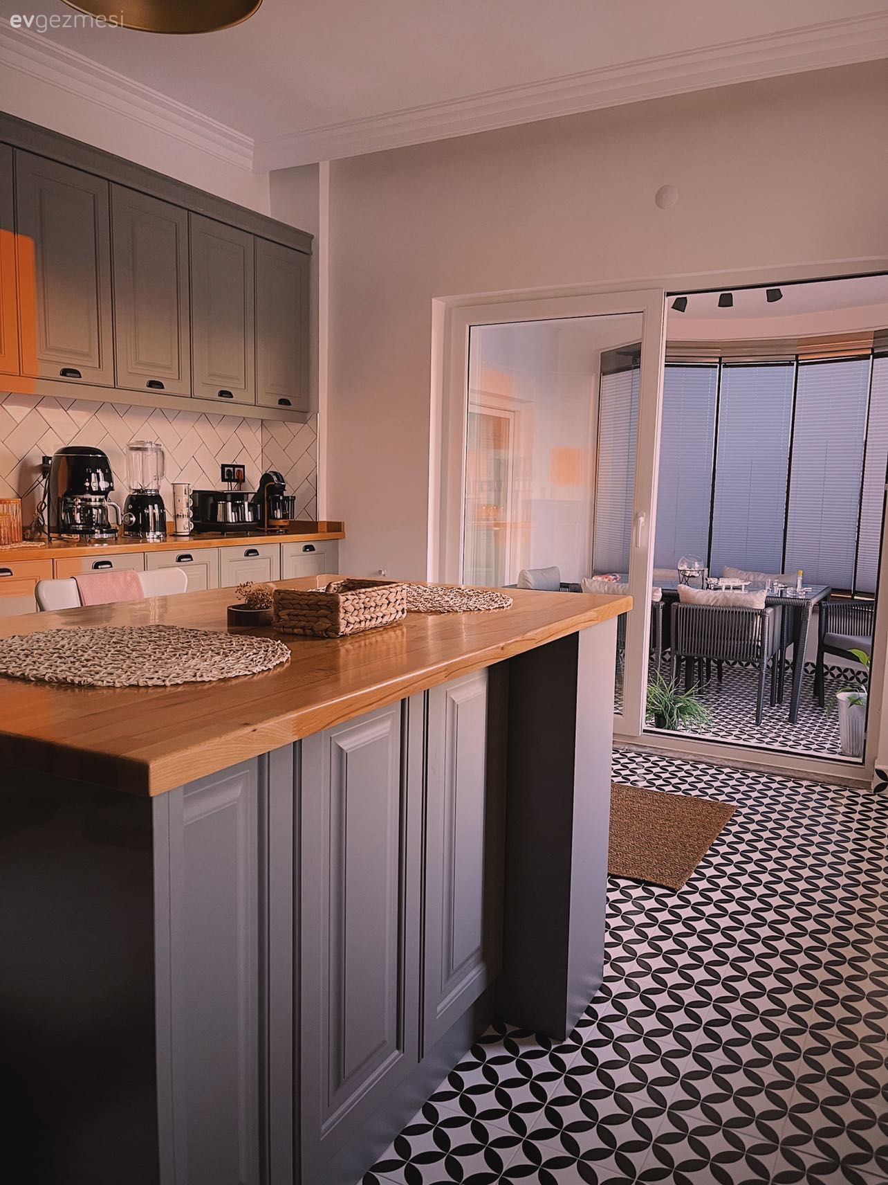 Mutfak, Rustik mutfak, Ahşap mutfak tezgahı, Mutfak tezgahı, Gri, Shaker kapaklı dolaplar, Mutfak zemin seramikleri, Mutfak aksesuarları