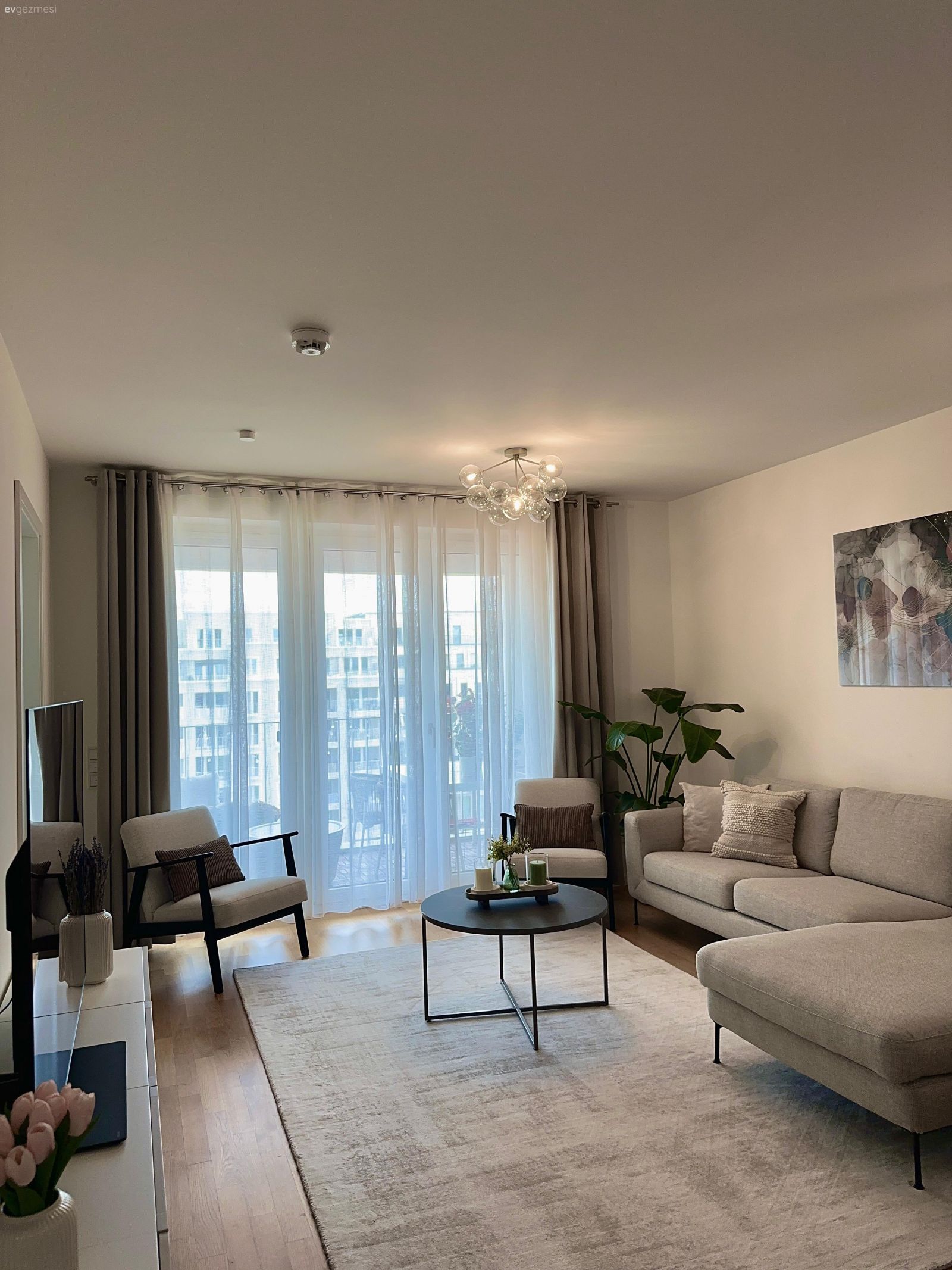 Salon, İskandinav, Bej, Beyaz, Krem, Siyah, Köşe koltuk, Koltuk takımı, Fon perde, Perde, Tül perde, Ev bitkisi, Saksı, Sandalye, Yemek masası, Vazo, Ev Aksesuar, Dekoratif Objeler, Avize, Aydınlatma, Halı, Orta sehpa, Sehpa, Boy aynası, Ayna, Berjer