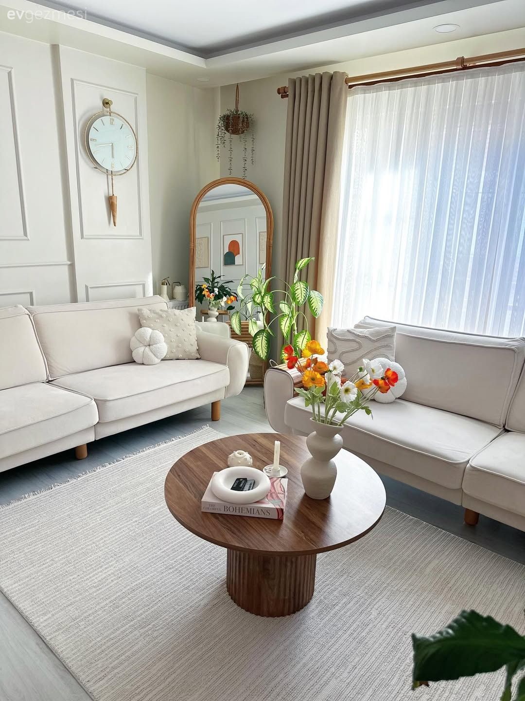 Bu Salonda Eşyalar Arasında Yeteri Kadar Alan Var