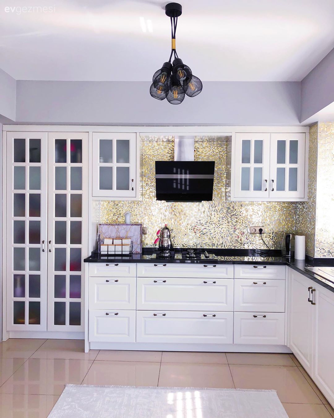 Bu Şık Mutfak, Tezgah Arasından Işıltı Saçıyor