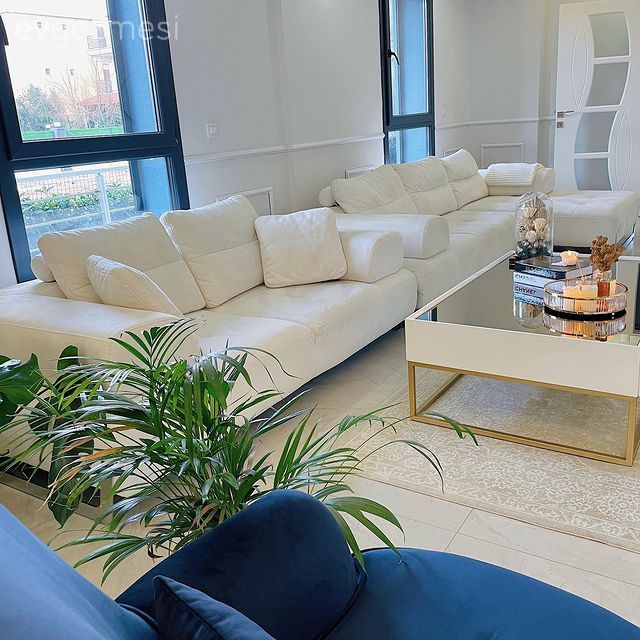 Salon, Art deko, Modern, Beyaz, Mavi, Parlament mavisi, Beyaz koltuk, Koltuk takımı, Berjer, Tavan dekorasyon, Orta sehpa, Sehpa, Duvar çıtalama, Dekoratif Objeler, Sehpa üstü aksesuarı, Ev Aksesuar, Ev bitkisi, Altın