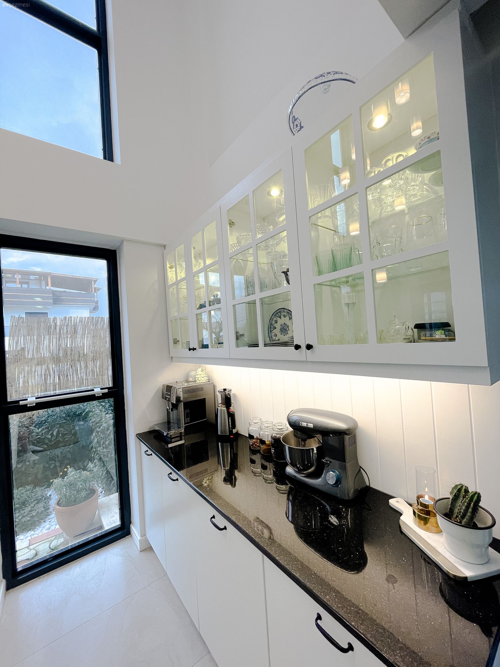 Mutfak, Beyaz, Siyah, Yüksek tavanlı ev, Gri, Tavan dekorasyon, Siyah tezgah, Mutfak tezgahı, Mutfak tezgah arası, Avize, Aydınlatma, Mutfak aksesuarları, Dubleks evler