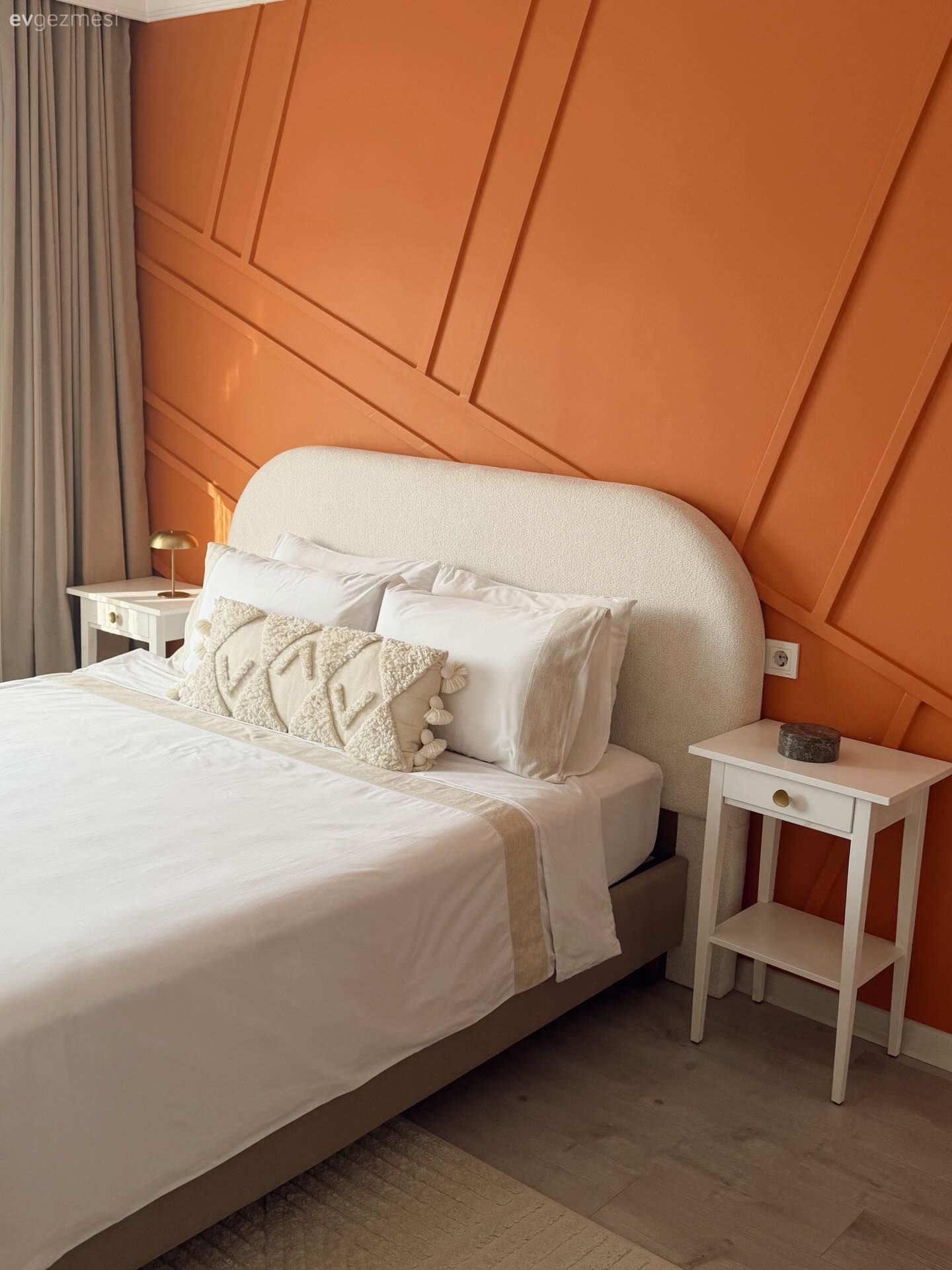 Turuncu, Beyaz, Duvar dekorasyonu, Duvar çıtalama, Turuncu duvar rengi, Yatak başlığı, Yatak Odası, Komodin