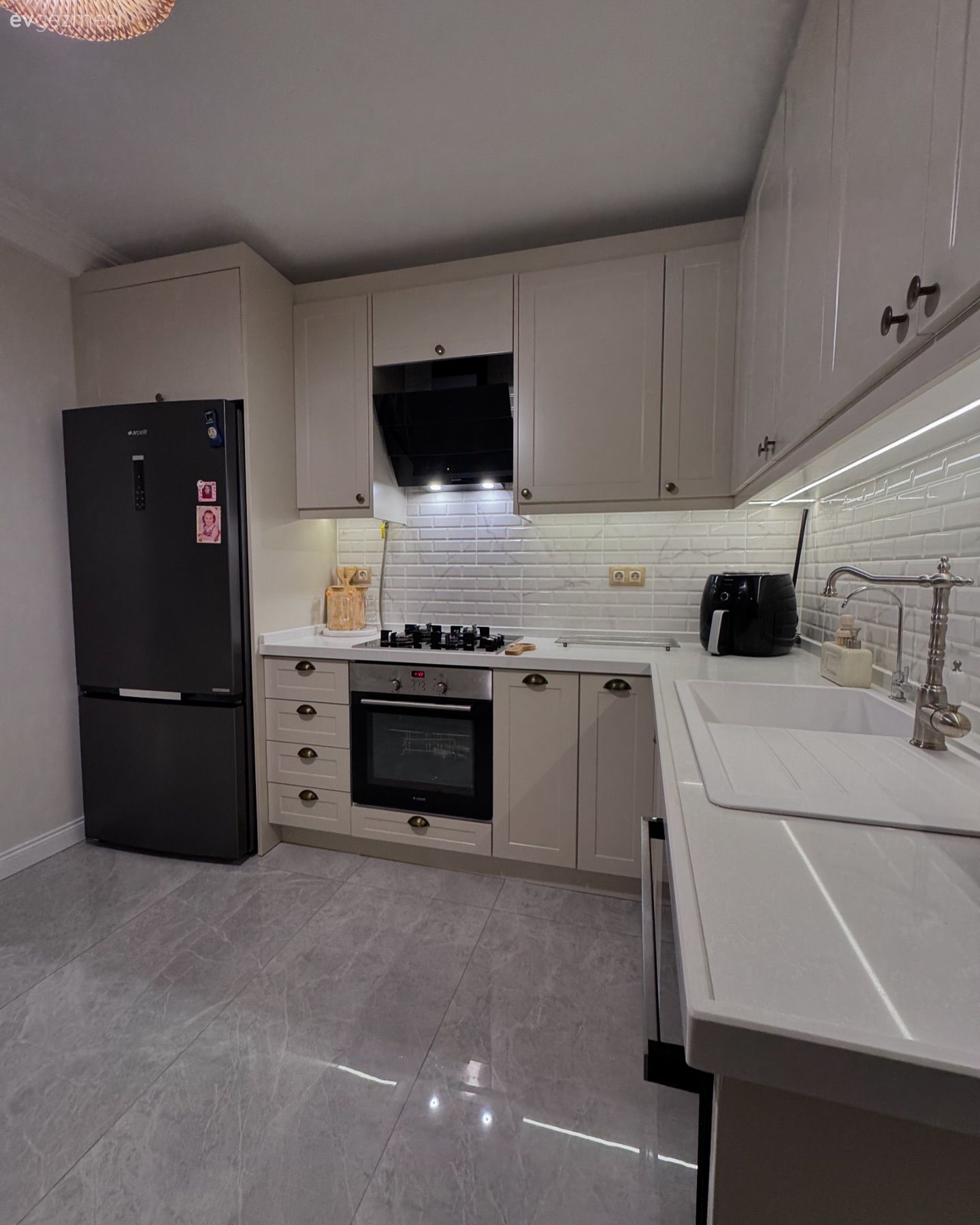 Mutfak, Beyaz, Siyah, L-tipi mutfak, Mutfak tezgahı, Mutfak tezgah arası, Tezgah arası seramik, Ankastre, Mutfak bataryası, Eviye , Mutfak zemin seramikleri, Mutfak Avize Modelleri, Bej