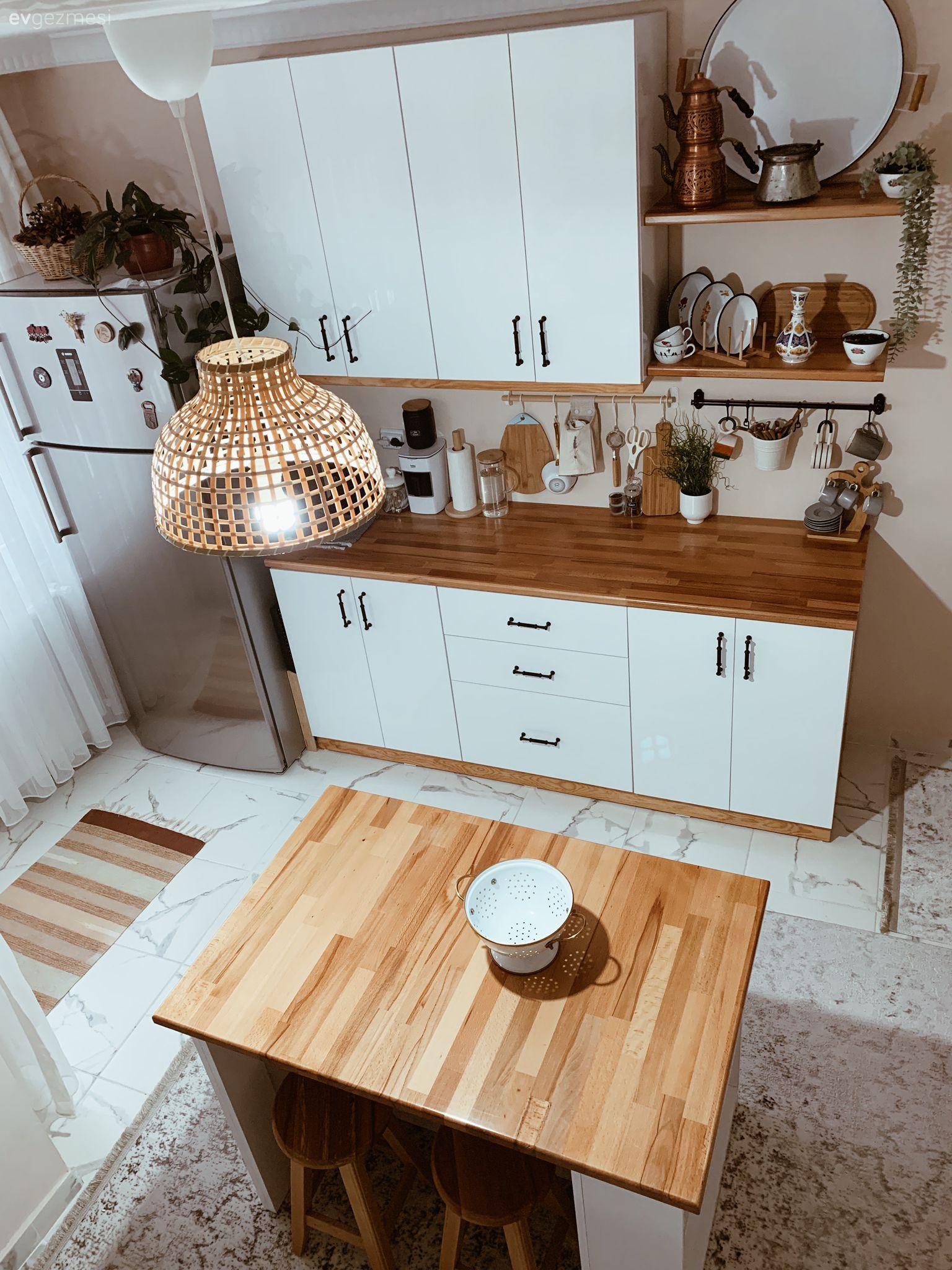 Mutfak, İskandinav, Beyaz, Beyaz ve ahşap mutfak, Ada mutfak, Siyah, Mutfak halısı, Tabure, Mutfak Avize Modelleri, Siyah tezgah, Mutfak tezgahı, Mutfak tezgah arası