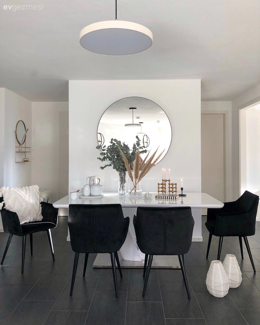 Yemek Odası, Beyaz, Siyah, Yemek masası, Sandalye, Yuvarlak ayna, Dekoratif ayna, Avize, Aydınlatma, Vazo, Ev Aksesuar, Pampas otu, Mum, Mumluk