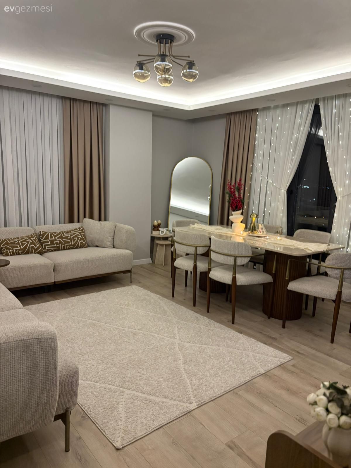 Salon, Modern, Krem, Bej, Kahverengi, Fon perde, Perde, Tül perde, Koltuk takımı, Halı, Salon halısı, Sandalye, Yemek masası, Boy aynası, Ayna, Avize, Aydınlatma, Salon avizesi