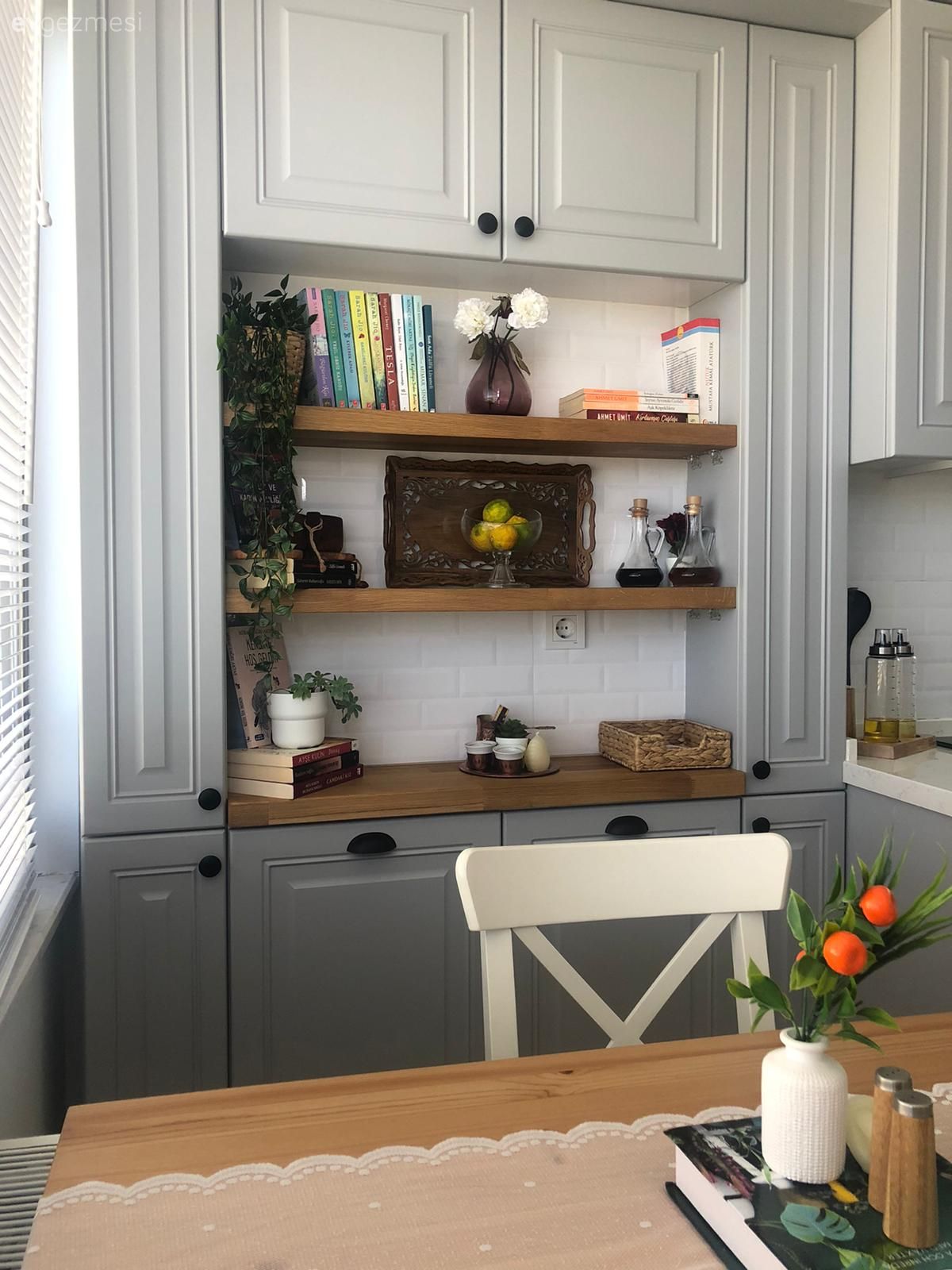 Mutfak, İskandinav, Beyaz, Gri, Gri mutfak, Çerçeve, Mutfak masası, Sandalye, Masa örtüsü, Ev tekstili