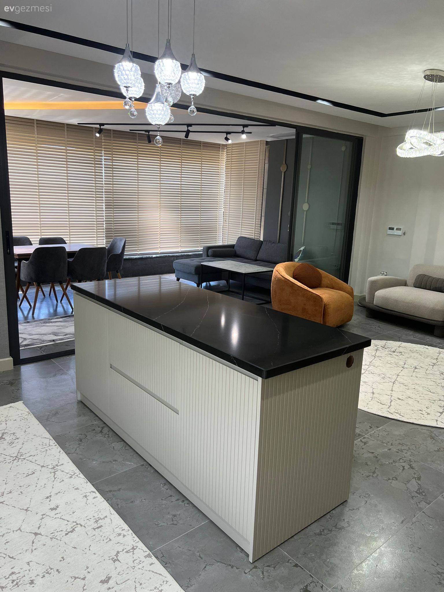 Ada mutfak, Mutfak, Modern, Modern mutfak, Beyaz, Siyah, Amerikan Mutfak, Berjer, Turuncu, Avize, Aydınlatma, Led aydınlatma, Mutfak zemin seramikleri, Mutfak Avize Modelleri