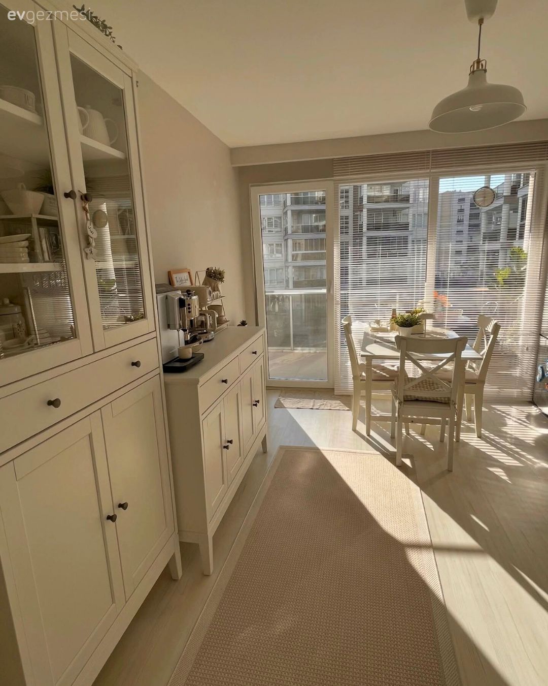 Mutfak, Beyaz, Mutfak masası, Sandalye, Mutfak perdesi, Jaluzi, Mutfak aksesuarları, Ankastre, Mutfak Avize Modelleri, Mutfak halısı, Kahve köşesi, Mutfak sandalyesi