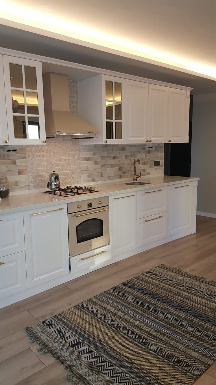 Mutfak, Rustik mutfak, Beyaz, Vizon, Shaker kapaklı dolaplar, Mutfak tezgahı, Mutfak tezgah arası, Rustik ankastre, Ankastre, Mutfak Avize Modelleri, Led aydınlatma, Aydınlatma, Tezgah arası seramik, Mutfak halısı, Davlumbaz