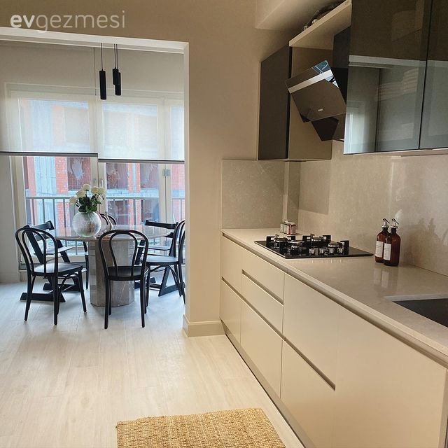 Mutfak, Modern, Krem, Bej, Beyaz, Siyah, Kulpsuz mutfak dolabı, Mutfak tezgah arası, Tezgah arası doğal taş, Sandalye, Mutfak masası, Mutfak perdesi, Stor perde, Mutfak zemin seramikleri