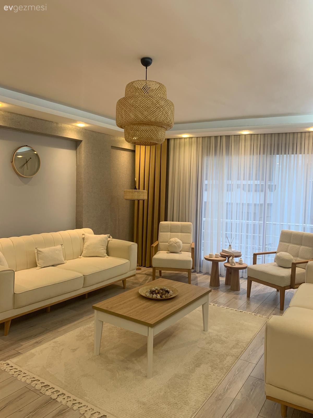 Salon, İskandinav, Beyaz, Krem, Bej, Koltuk takımı, Kırlent, Ev tekstili, Berjer, Fon perde, Perde, Tül perde, Duvar dekorasyonu, Spot aydınlatma, Aydınlatma, Hasır avize, Halı, Salon halısı, Led aydınlatma, Gri duvar