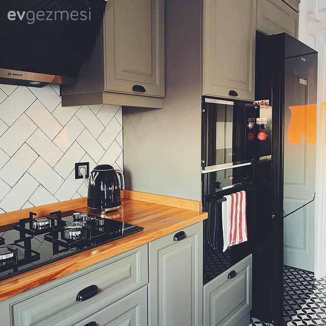 Mutfak, Gri, Beyaz, Ahşap mutfak tezgahı, Mutfak tezgahı, Metro seramik, Seramik, Siyah, Shaker kapaklı dolaplar, Mutfak zemin seramikleri, Davlumbaz, Ankastre