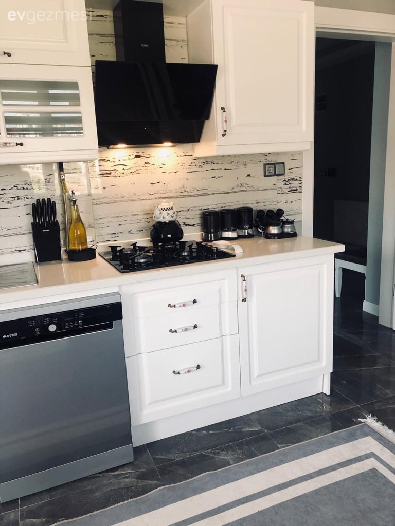 Mutfak, Beyaz, Siyah, Gri, Mutfak tezgahı, Mutfak tezgah arası, Tezgah arası seramik, Davlumbaz, Halı, Çizgili desen, Desenler